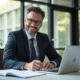 Conseiller juridique confiant dans un bureau moderne souriant