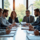 Groupe de professionnels en réunion dans un bureau moderne