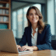 Femme confiante travaillant sur un ordinateur dans un espace coworking