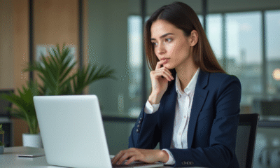 Jeune femme en blazer bleu interactant avec un tableau CRM